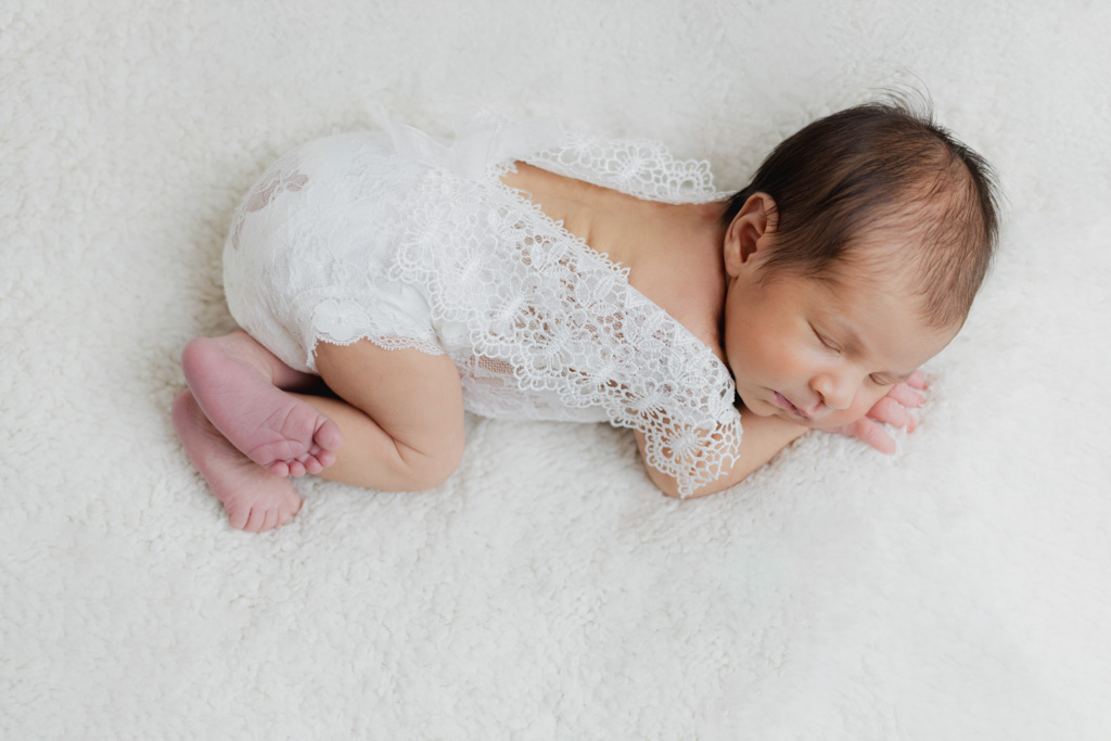 Nouveau-né en séance photo posing minimaliste, studio Val-de-Marne