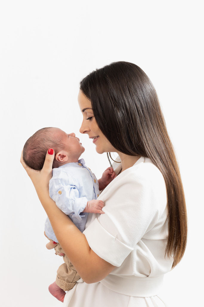 Maman regardant son bébé