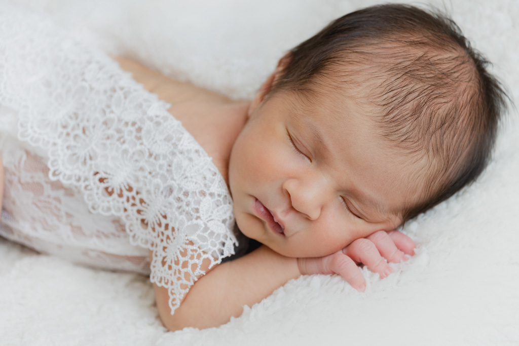 Nouveau-né fille posing minimaliste en studio Saint-Maur
