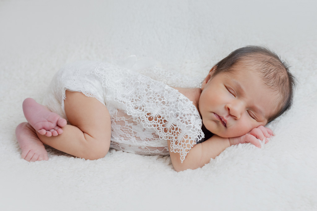 Nouveau-né fille en séance newborn posing à Saint-Maur