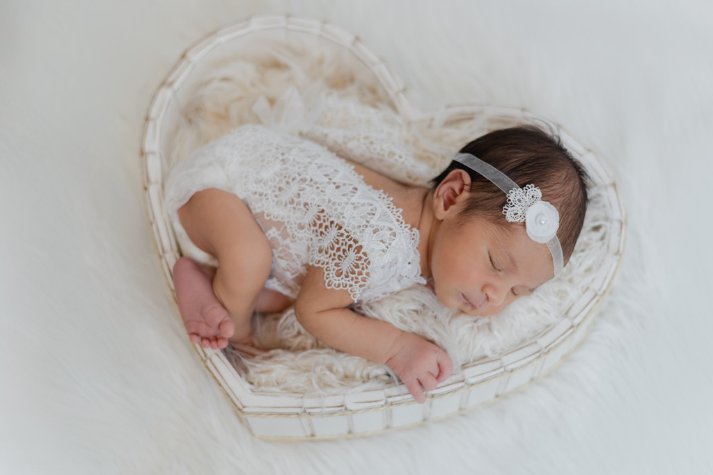 Nouveau-né de 6 jours dans un cœur en bois, studio Saint-Maur