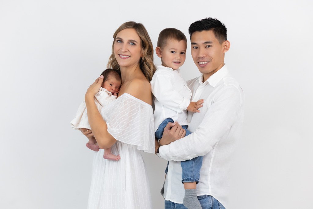 Nouveau-né avec parents et aîné en studio Saint-Maur