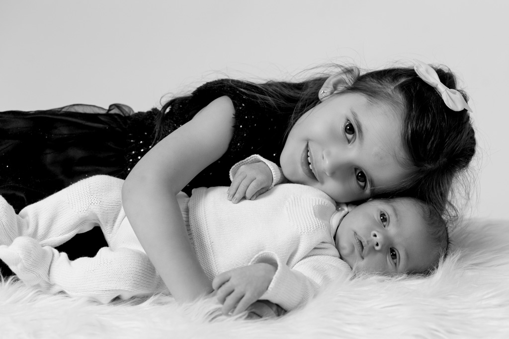 Nouveau-né et sa grande sœur en studio newborn posing à Saint-Maur