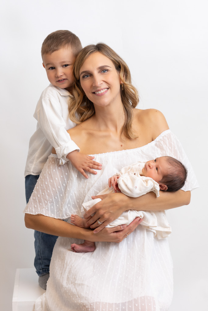 Nouveau-né avec maman et aîné en studio Saint-Maur