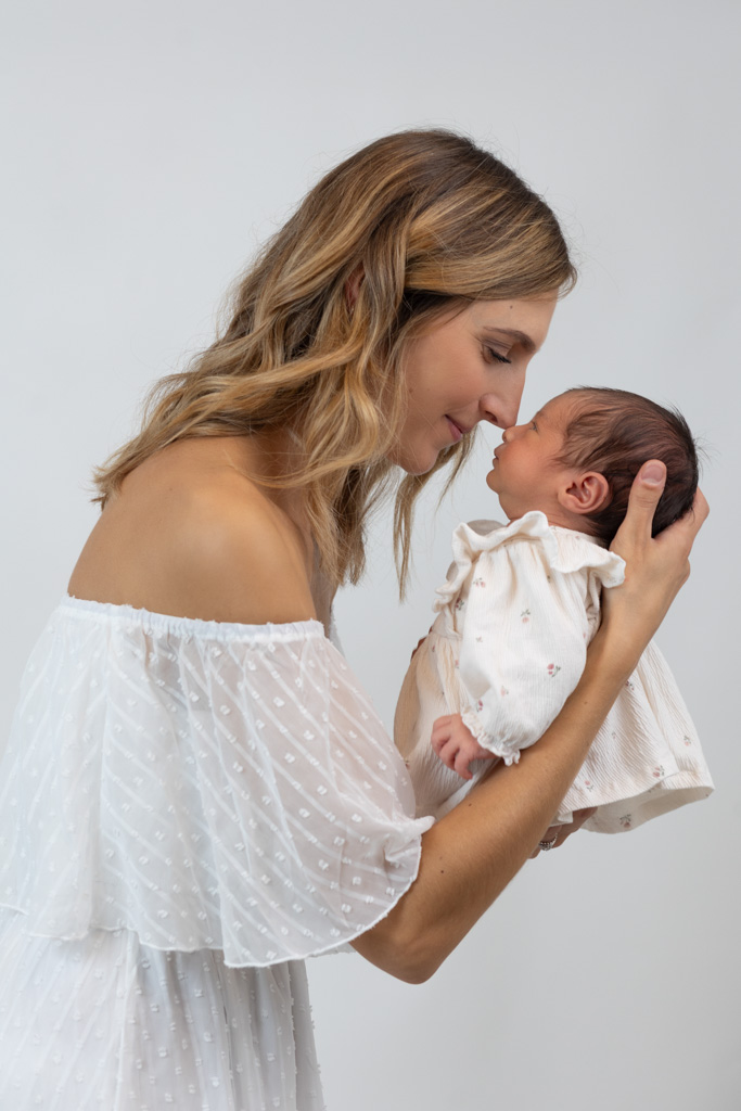 Nouveau-né avec sa maman en studio Saint-Maur