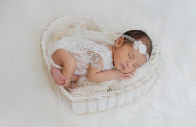 Séance photo avec bébé apaisé dans un décor neutre