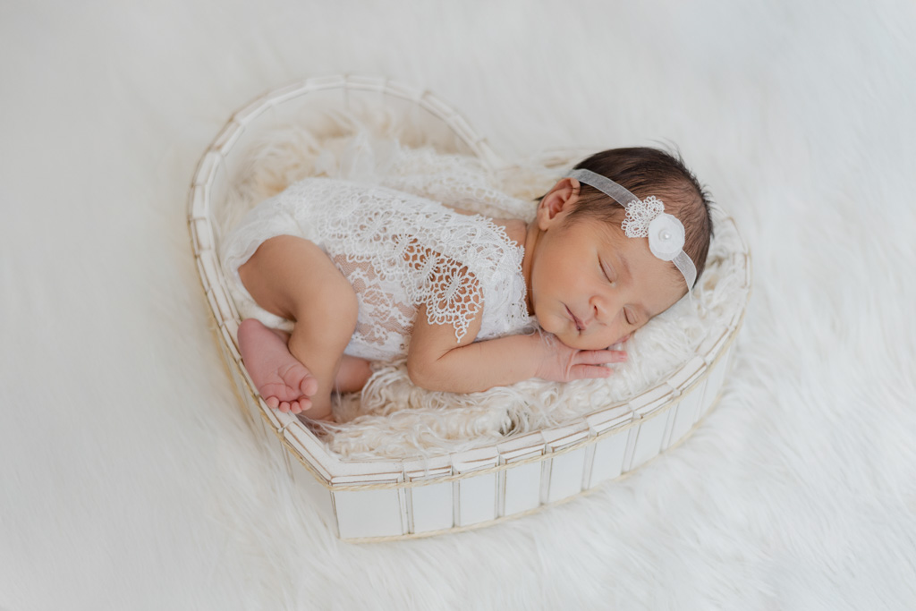 Séance photo avec bébé apaisé dans un décor neutre