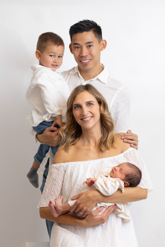 Nouveau-né avec sa famille, parents et aîné en studio Saint-Maur