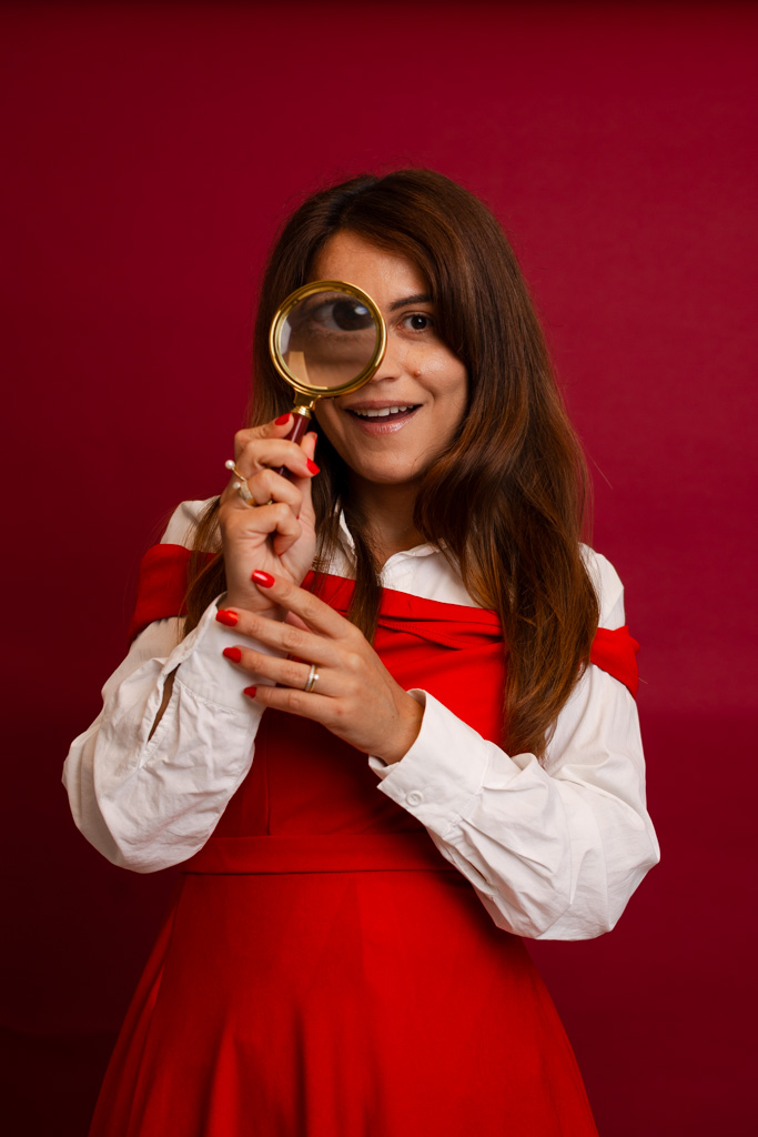 Décor de Noël interactif avec table, lettres et sapin au studio photo de Saint-Maur.