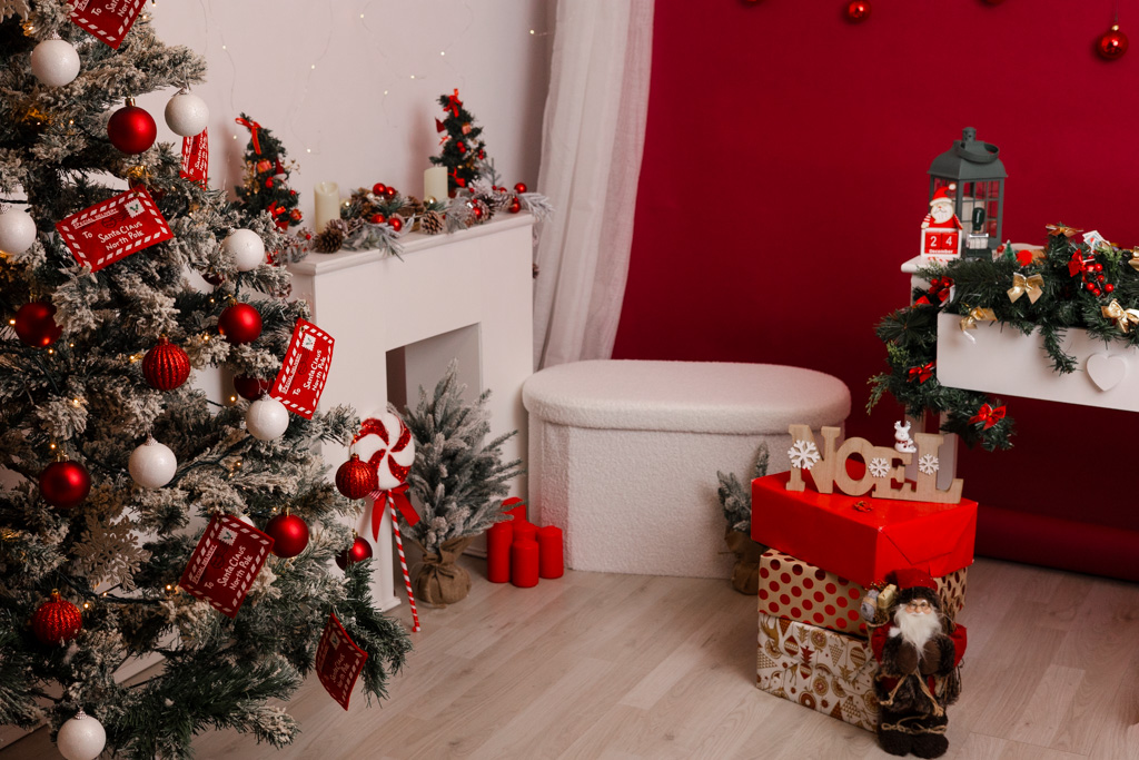 Famille posant devant le décor de Noël Les Lettres au Père Noël à Saint-Maur.