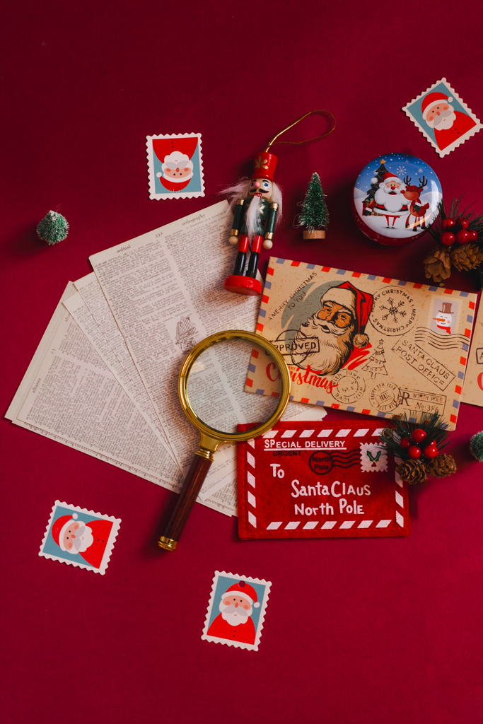 Enfant écrivant sa lettre au Père Noël dans le décor de Noël du studio à Saint-Maur.