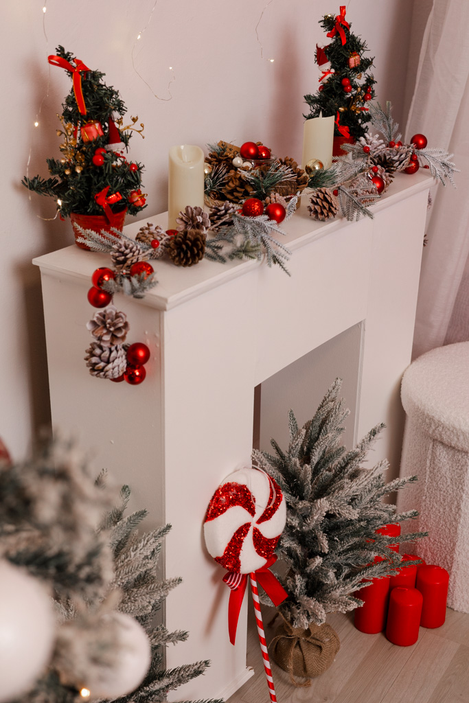Vue du décor de Noël avec sapin, guirlandes et lettres pour le Père Noël au studio de Saint-Maur.